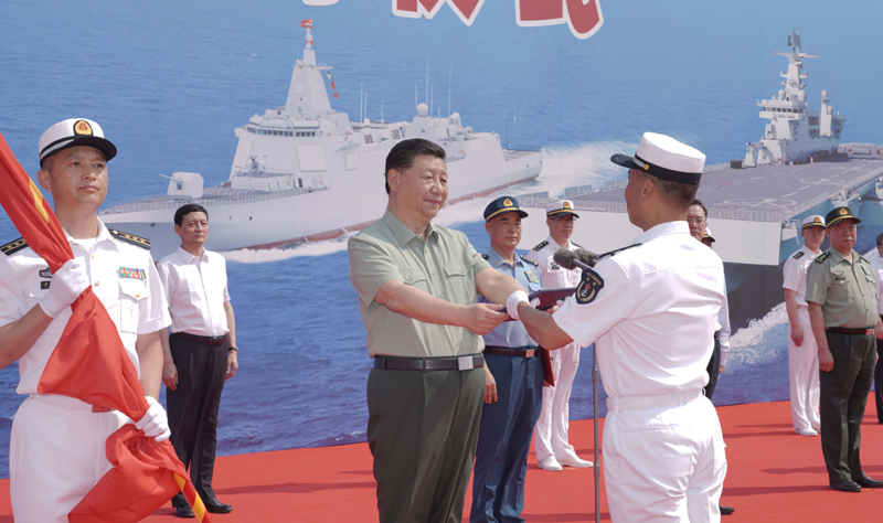 习近平出席海军三型主战舰艇集中交接入列活动