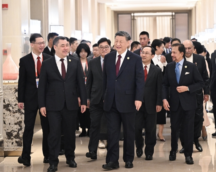 习近平和彭丽媛为出席哈尔滨第九届亚洲冬季运动会开幕式的国际贵宾举行欢迎宴会