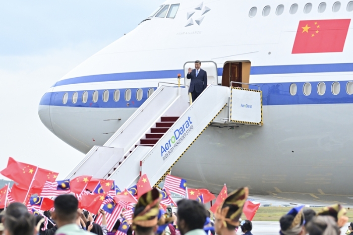 习近平抵达吉隆坡对马来西亚进行国事访问